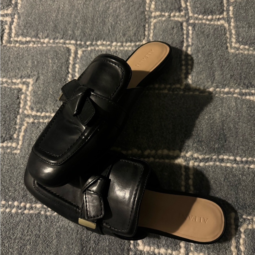 Black leather Alfani slide with bow tie buckle